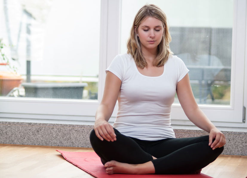 Chica meditando